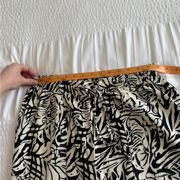 Elegant Black and White Patterned Wide Leg Pants - Picture 7 of 7